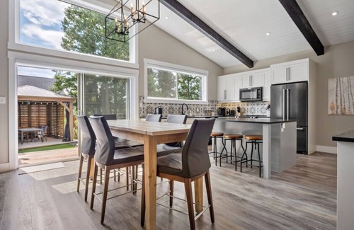 East Kootenay House | Three Peaks | Private Hot Tub | Games Room | Golf