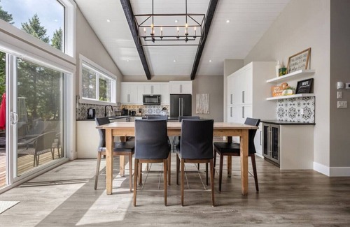 East Kootenay House | Three Peaks | Private Hot Tub | Games Room | Golf