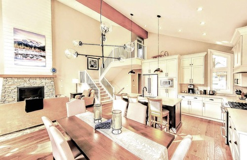 Three Sisters Mountain Village Ski Chalet | Three Sisters Stylish 4-Bedroom Chalet + Hot Tub