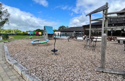 Ampney Crucis House | Thumper Lodge - Luxury lodge with Hot Tub