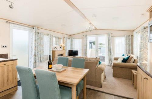 Ampney Crucis House | Thumper Lodge - Luxury lodge with Hot Tub