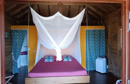 Grand Anse House | TI KAZ ANOLI Cottage en bois avec vue sur la baie