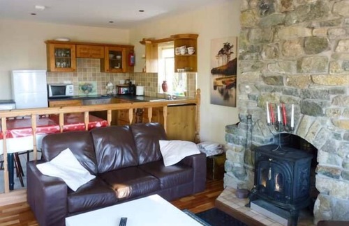 Clifden Cottage | TI SHEAMUIS, family friendly, with open fire in Carna, County Galway
