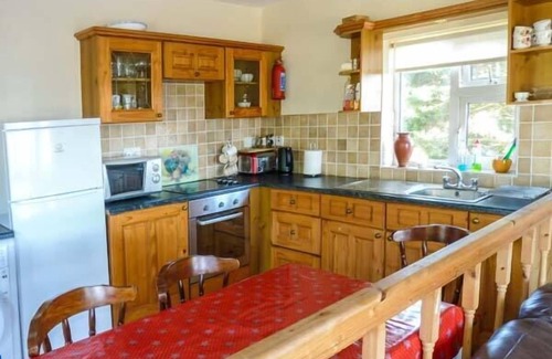 Clifden Cottage | TI SHEAMUIS, family friendly, with open fire in Carna, County Galway