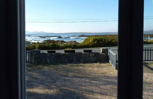 Clifden Cottage | TI SHEAMUIS, family friendly, with open fire in Carna, County Galway