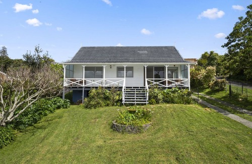 Algies Bay House | TIDE AND TRUE - ALGIES BAY HOLIDAY HOME, with a garden in Algies Bay