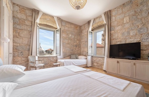 Old Town Hotel | Tifani Luxury Rooms 3