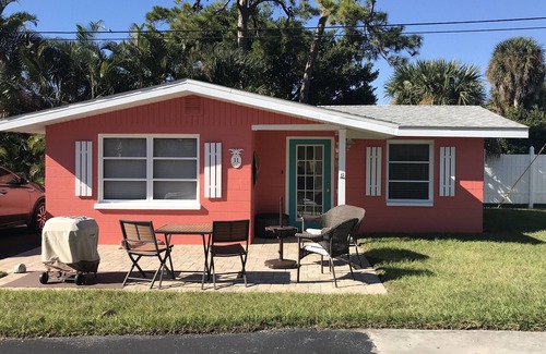 Englewood House | Tiki on the Bay! Quiet, Quaint and Relaxing Old Style Florida getaway