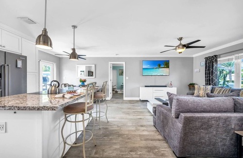 Deerfield Beach House | Tiki Sea Breeze Retreat- Pool+Spa - 5 Min to Beach