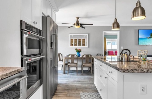 Deerfield Beach House | Tiki Sea Breeze Retreat- Pool+Spa - 5 Min to Beach