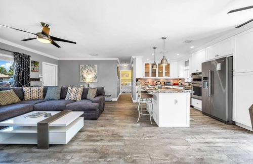 Deerfield Beach House | Tiki Sea Breeze Retreat- Pool+Spa - 5 Min to Beach