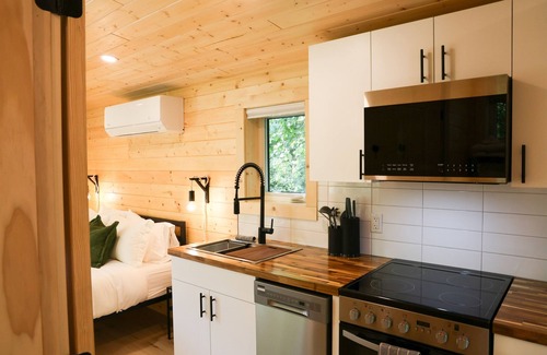 Revelstoke Hotel | Timber Lodge - Alpha Mountain Lodging