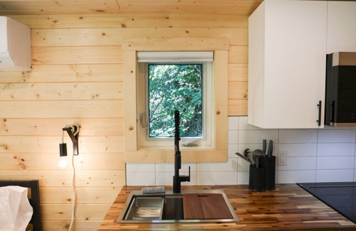 Revelstoke Hotel | Timber Lodge - Alpha Mountain Lodging