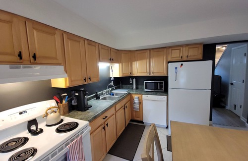 Lynchburg House | Timberlake Rd 7 mins to L.U. Terrific Townhome