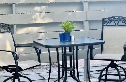 Lake Worth House | Tiny Apt 6 miles from PBI Airport w/free wifi & parking/ Full Bed