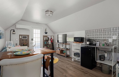 Bradenton House | Tiny Carriage House, 15 mins to AMI, Nr downtown .