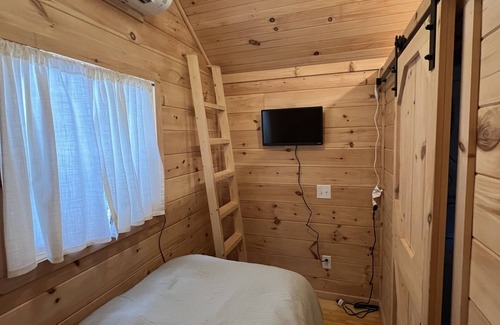 Newport Cabin | Tiny Cottage near the TN Smoky Mountains