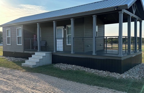 Lampasas House | Tiny Home- Dog Friendly, Gated Yard
