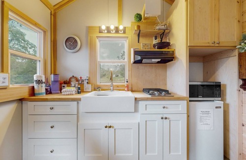 Maynardville Apartment | Tiny home studio with kitchenette, grill and front porch