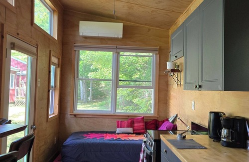 Feura Bush House | Tiny Home w/Hot Tub and Sunset View!