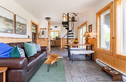 Parksville House | Tiny Home with Spectacular Views & FP