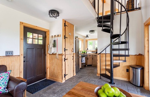 Parksville House | Tiny Home with Spectacular Views & FP