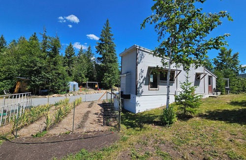 Ashton Creek House | Tiny House, 2-bedroom with AC and WiFi near Enderby BC.