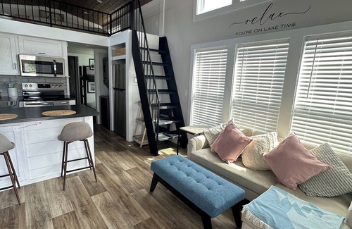 Sherrills Ford Cabin | Tiny Lakeside Retreat, sleeps 8. On Lake Norman for all the lake fun!