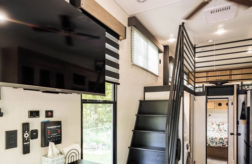Nevis House | Tiny RV Escape with Stunning Lake Views, AC, WiFi