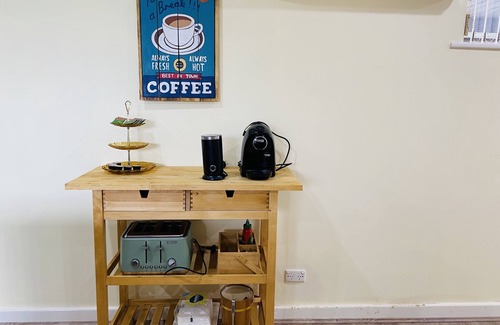 Novar Gardens House | TJ’s Retro Retreat between Glenelg and CBD