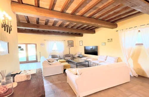 Loreto Villa | TODI BY THE POOL/SLEEPS 10/EXCLUSIVE POOL/WALK TO TODI 4 KMS/RESTAURANT 0.5 KMS