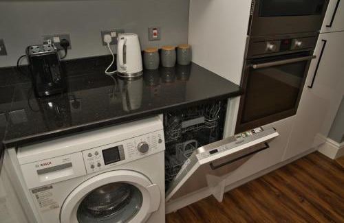 Ealing Common Apartment | Together in Ealing, Modern 2-Bed Flat with Garden, Patio & Parking & Sleeps 5