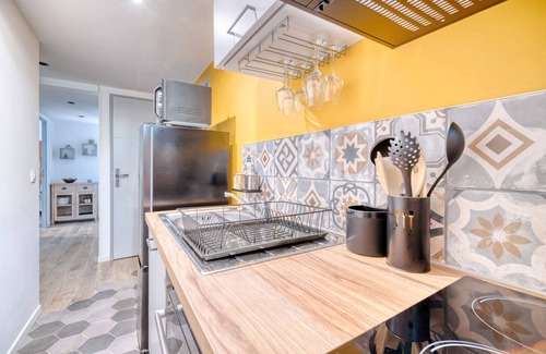 Maurens House | Toit Pour Vous - Relaxing Getaway in the Village with Garden and Pool