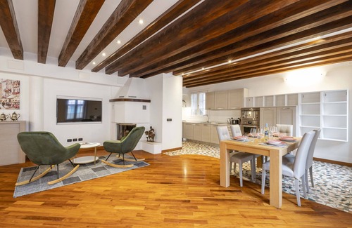 Dorsoduro Apartment | Tolentini Terrace by Wonderful Italy