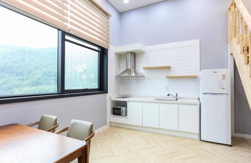 Yanghwa House | Tongyeong Asrai Pension