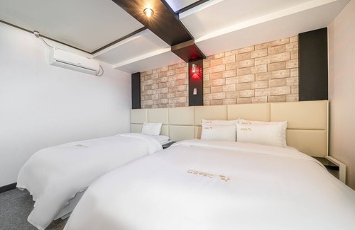 Tongyeong Hotel | Tongyeong Rock