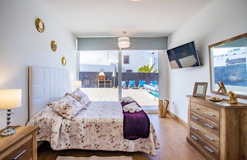 Tinajo Villa | Tony´s Luxury Villa, heated pool, wifi