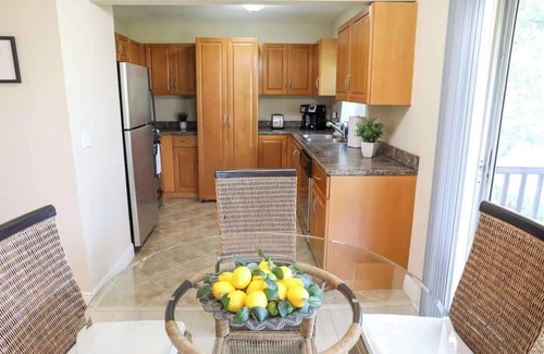 Anona Apartment | Top Balcony, Pool, 5 min to Beach @Sunnyside Palms