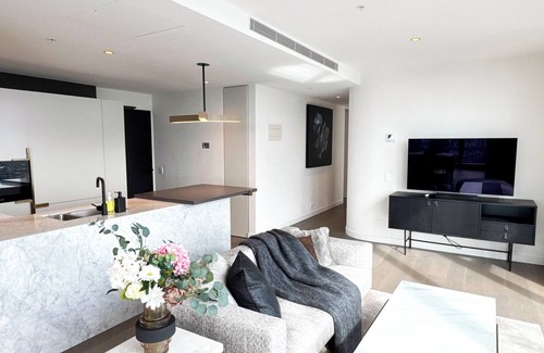 Melbourne Central Business District Apartment | Top CBD Skyline Luxury 3 Beds, 2 Baths Free Parking