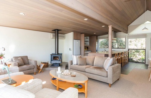 Lorne House | Top Deck - Cosy Wood Fire, WIFI, Stylish Townhouse in a Suburb Lorne Location