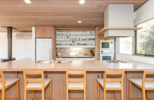 Lorne House | Top Deck - Cosy Wood Fire, WIFI, Stylish Townhouse in a Suburb Lorne Location