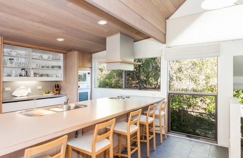 Lorne House | Top Deck - Cosy Wood Fire, WIFI, Stylish Townhouse in a Suburb Lorne Location