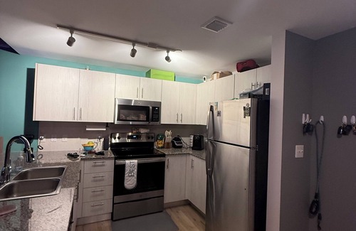 Highland Garden Condo | Top-Floor 2/2 Furnished Apt w/View, Amenities, Parking — Month-to-Month!