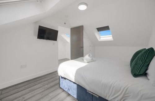 Cathays Apartment | Top Floor Apt - Central & Stylish - Free Wifi