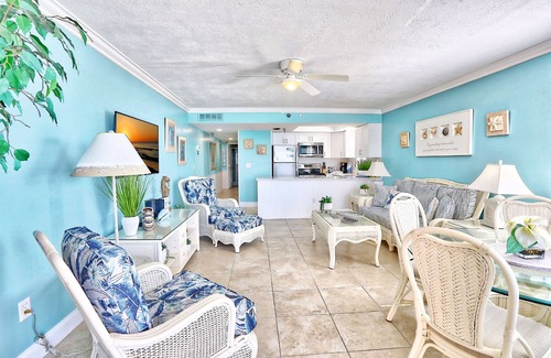 North Redington Beach Condo | ☀Top Floor🏖️Beachfront🌴 Emerald Isle 601🐬Heated Pool🌊Directly on the Sand
