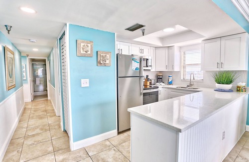 North Redington Beach Condo | ☀Top Floor🏖️Beachfront🌴 Emerald Isle 601🐬Heated Pool🌊Directly on the Sand