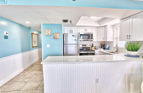 North Redington Beach Condo | ☀Top Floor🏖️Beachfront🌴 Emerald Isle 601🐬Heated Pool🌊Directly on the Sand