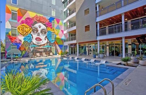 Downtown San Antonio Apartment | Top Floor City Views! King Bed Pool Gym Free Parking