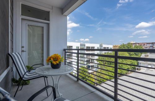 Downtown San Antonio Apartment | Top Floor City Views! King Bed Pool Gym Free Parking