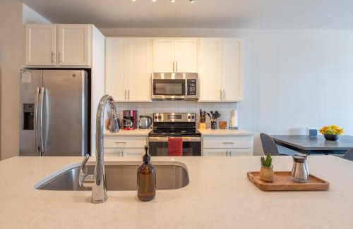 Downtown San Antonio Apartment | Top Floor City Views! King Bed Pool Gym Free Parking